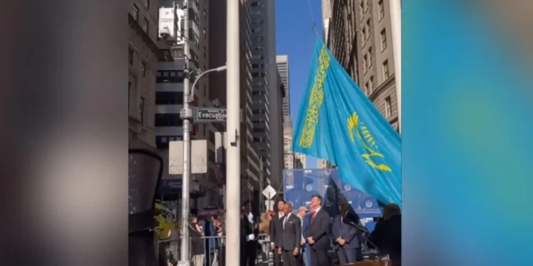 Республика күніне орай Қазақстанның туы Нью-Йорк төрінде көкке көтерілді