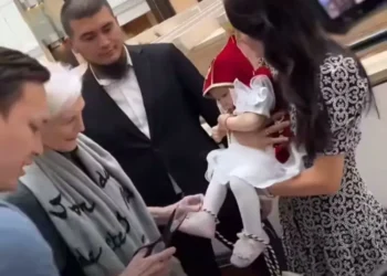 Илон Масктың анасы қазақ қызының тұсауын кесті