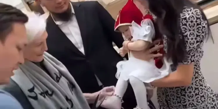 Илон Масктың анасы қазақ қызының тұсауын кесті