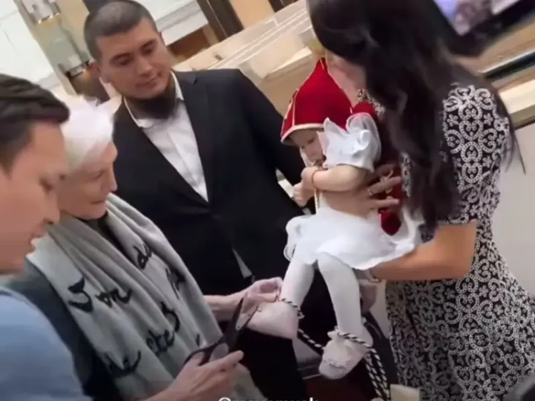 Илон Масктың анасы қазақ қызының тұсауын кесті