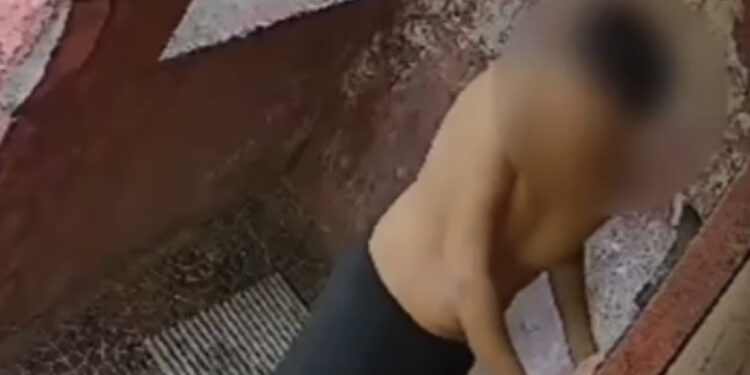 Полуголый астанчанин пытался разбить домофон кирпичом