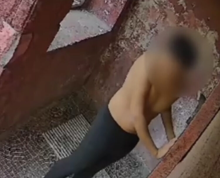 Полуголый астанчанин пытался разбить домофон кирпичом