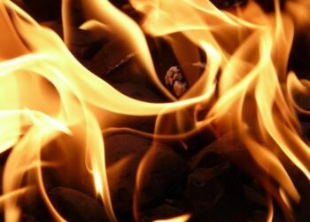 Пожарные предотвратили взрыв 11 газовых баллонов в Астане