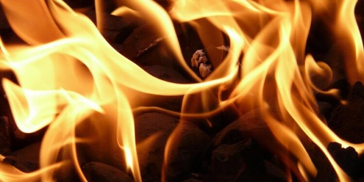 Пожарные предотвратили взрыв 11 газовых баллонов в Астане