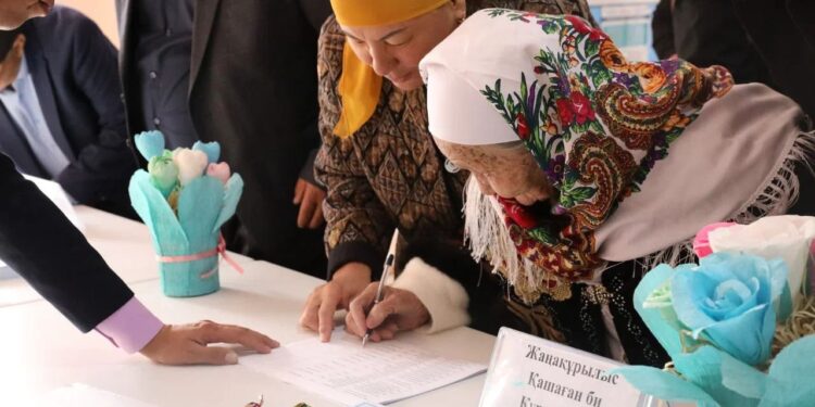 103 жастағы Шортанова Күлпара дауыс берді