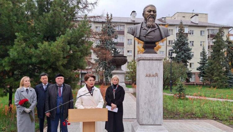 Бюст Абаю Кунанбаеву открыли в Татарстане