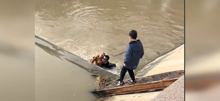 Мужчина бросился в воду и спас ребенка в Алматы