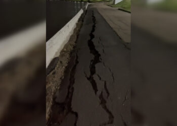 В Астане набережная рухнула прямо в реку