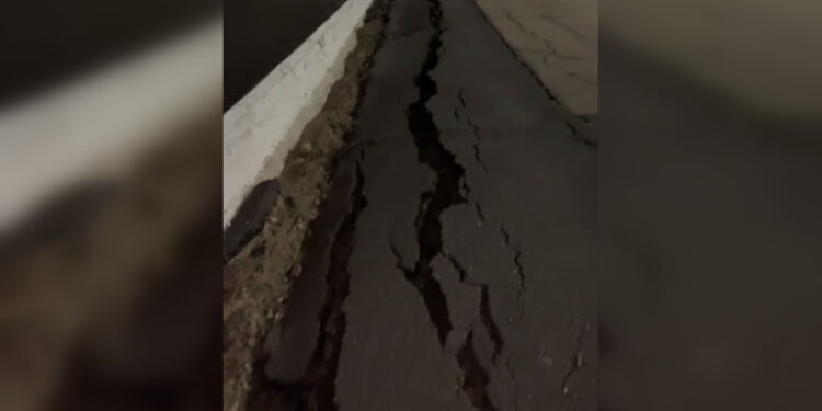 В Астане набережная рухнула прямо в реку