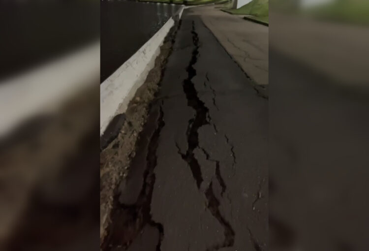 В Астане набережная рухнула прямо в реку