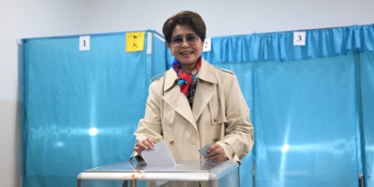 Роза Рымбаева приняла участие в референдуме по вопросу строительства АЭС в Казахстане