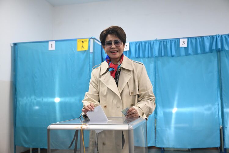 Роза Рымбаева приняла участие в референдуме по вопросу строительства АЭС в Казахстане