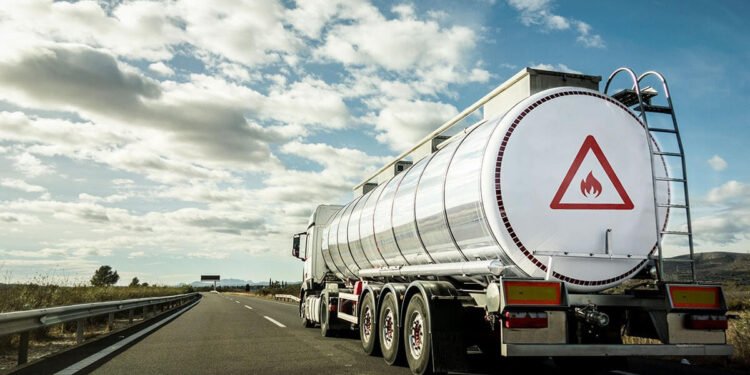 Қазақ-қырғыз шекарасында айына 10 мың тонна бензин заңсыз тасымалданады