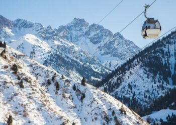 Парни закидали фуникулер снежками на Шымбулаке: начато расследование