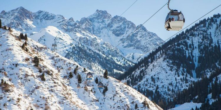 Парни закидали фуникулер снежками на Шымбулаке: начато расследование