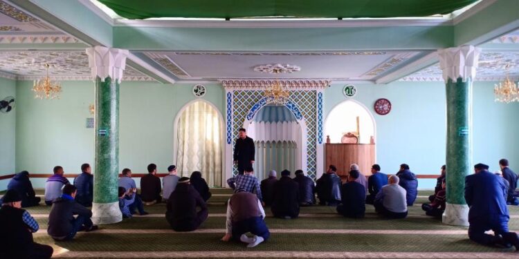 Антикор қызметкеріне пара берген имам қызметінен босатылды