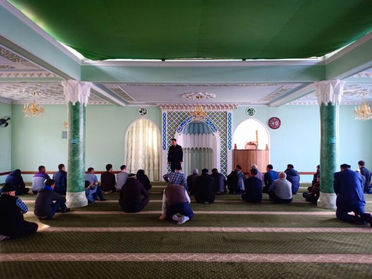 Антикор қызметкеріне пара берген имам қызметінен босатылды