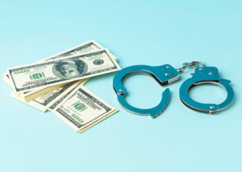 В Алматы разоблачили схему с поддельными долларами