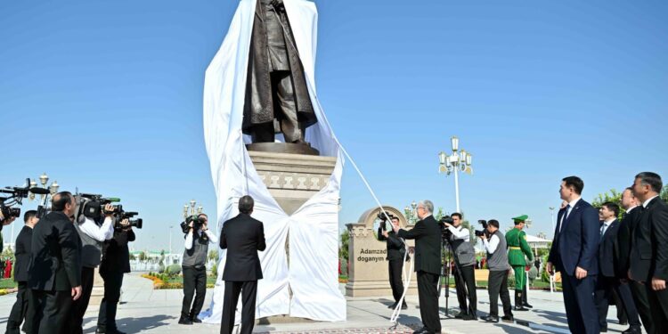 Памятник Абаю открыли в Ашхабаде