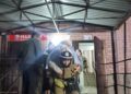 Пожар на крыше многоэтажки в Атырау: спасатели предотвратили катастрофу