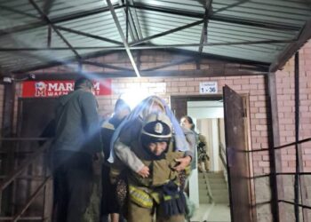 Пожар на крыше многоэтажки в Атырау: спасатели предотвратили катастрофу