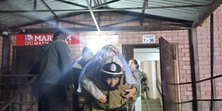 Пожар на крыше многоэтажки в Атырау: спасатели предотвратили катастрофу