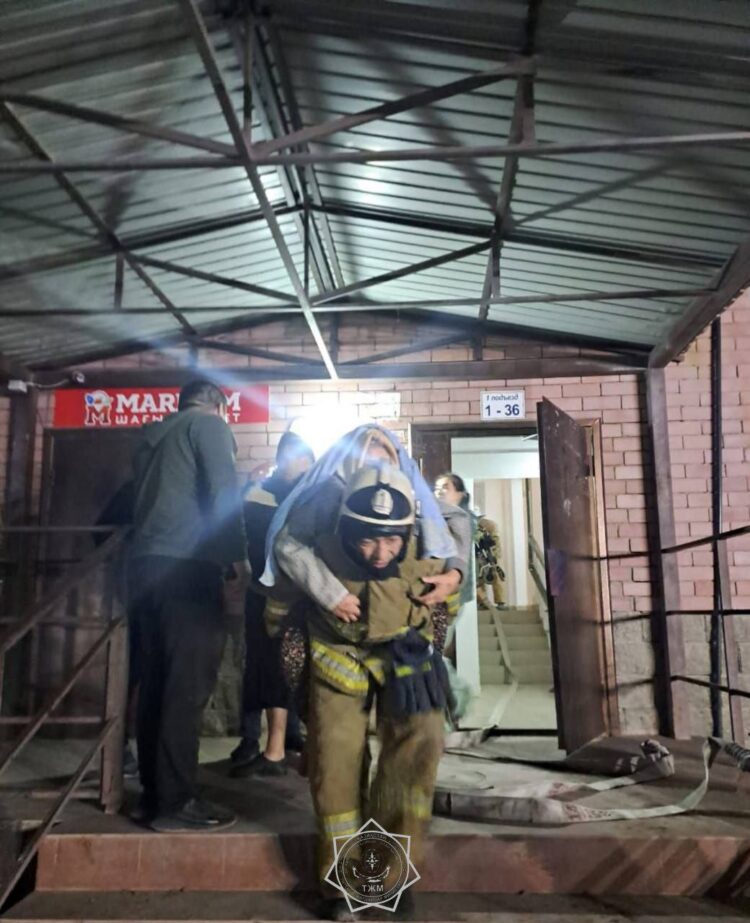 Пожар на крыше многоэтажки в Атырау: спасатели предотвратили катастрофу