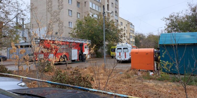 Детская коляска загорелась в Актобе: эвакуировано 15 человек
