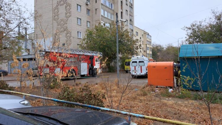Детская коляска загорелась в Актобе: эвакуировано 15 человек