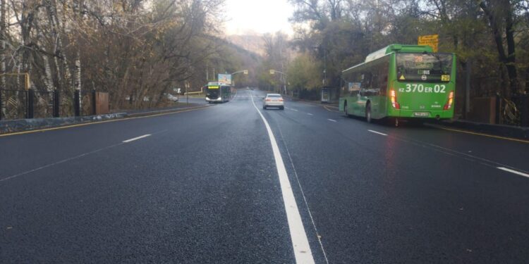 В Алматы впервые за 14 лет обновили дорогу до «Медеу»