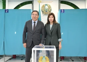 Аким Алматы Досаев вместе с супругой проголосовали на референдуме