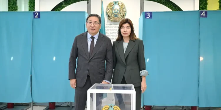 Аким Алматы Досаев вместе с супругой проголосовали на референдуме