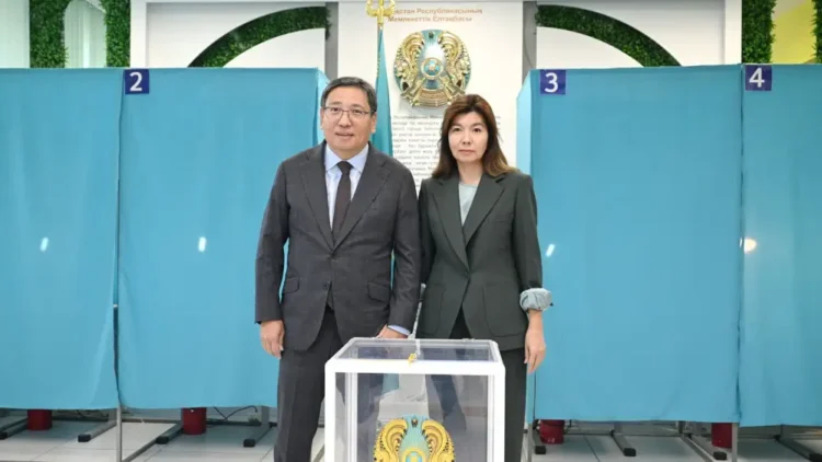 Аким Алматы Досаев вместе с супругой проголосовали на референдуме