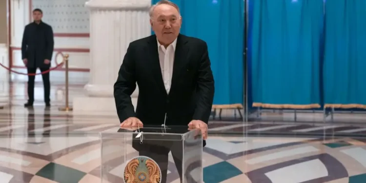Экс-президент Нурсултан Назарбаев проголосовал на референдуме