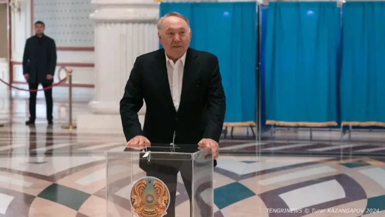 Экс-президент Нурсултан Назарбаев проголосовал на референдуме