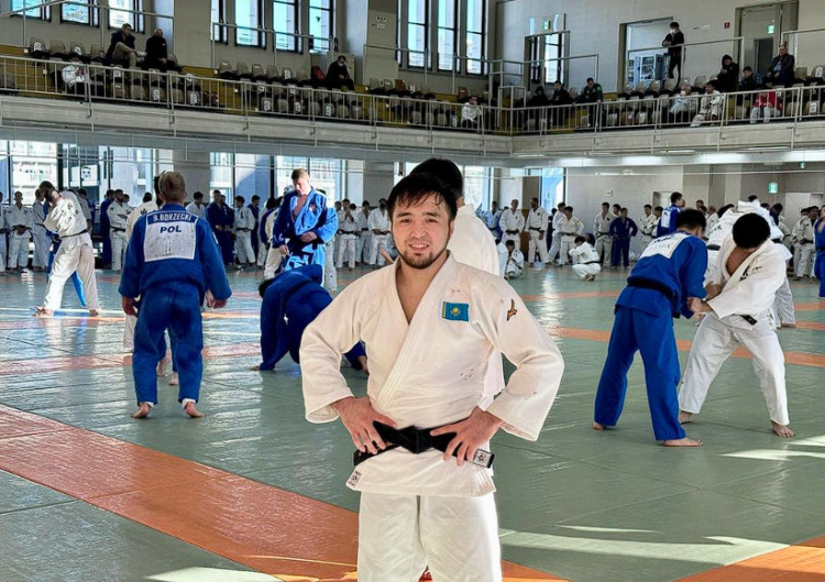 Олимпийский чемпион Елдос Сметов отправил имама в малое паломничество