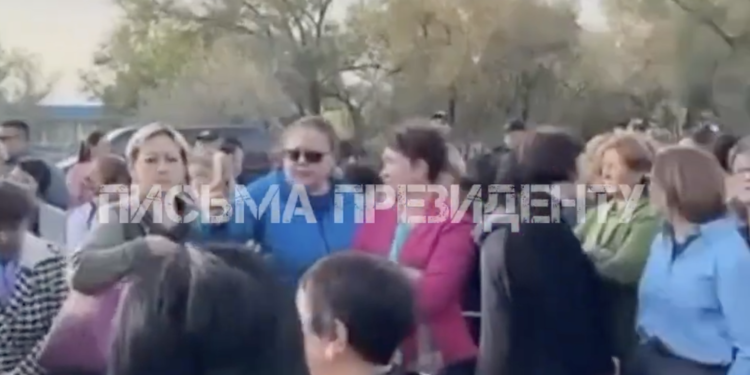Учителя Жетігена устроили митинг