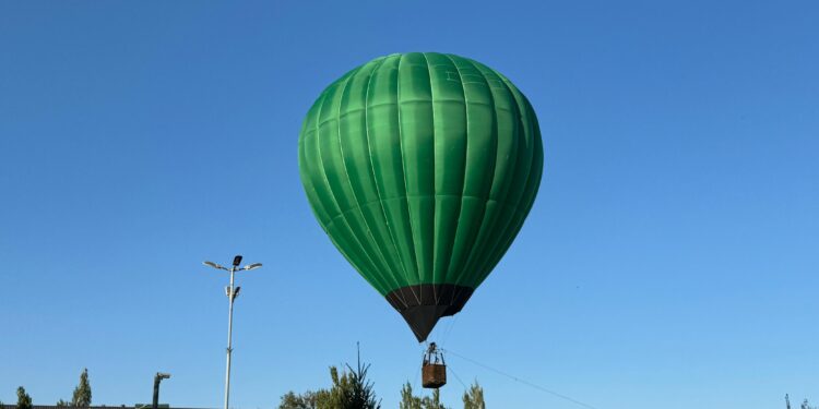 В Конаеве в преддверии референдума в небо запустили воздушный шар