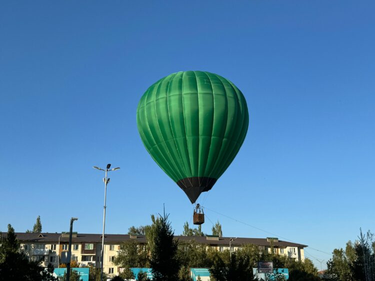 В Конаеве в преддверии референдума в небо запустили воздушный шар