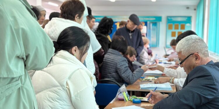 Атомбек и Золотой человек: необычные избиратели на референдуме в Алматинской области