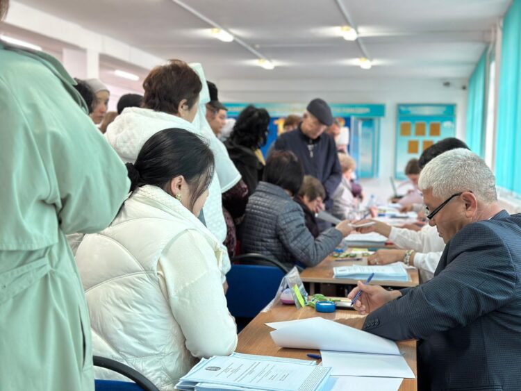 Атомбек и Золотой человек: необычные избиратели на референдуме в Алматинской области