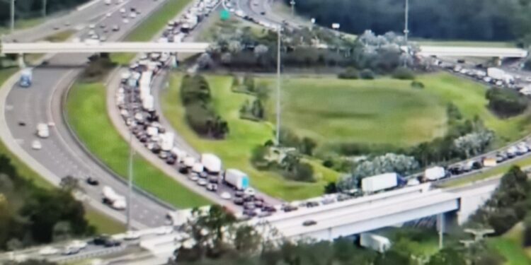 АҚШ-та 1 млн астам адам шұғыл қауіпсіз жерге көшеді