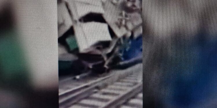 Ақмола облысында жүк пойызының бірнеше вагоны рельстен шығып кетті