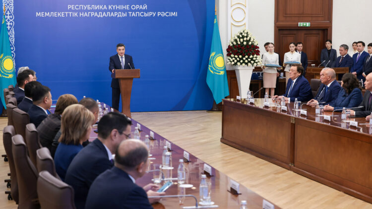 Олжас Бектенов Республика күні қарсаңында Президент атынан мемлекеттік наградалар табыс етті