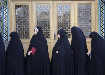 Иранда хиджабқа қарсы іш киіммен көшеге шыққан қыз ұсталды