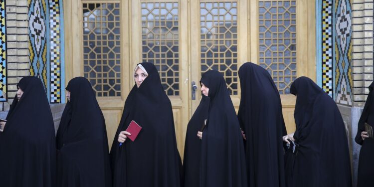 Иранда хиджабқа қарсы іш киіммен көшеге шыққан қыз ұсталды