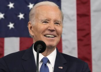 Байден гарантирует мирную передачу власти Трампу