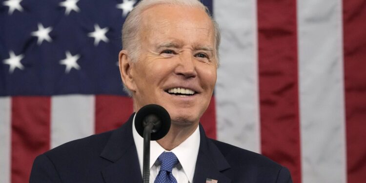 Байден гарантирует мирную передачу власти Трампу