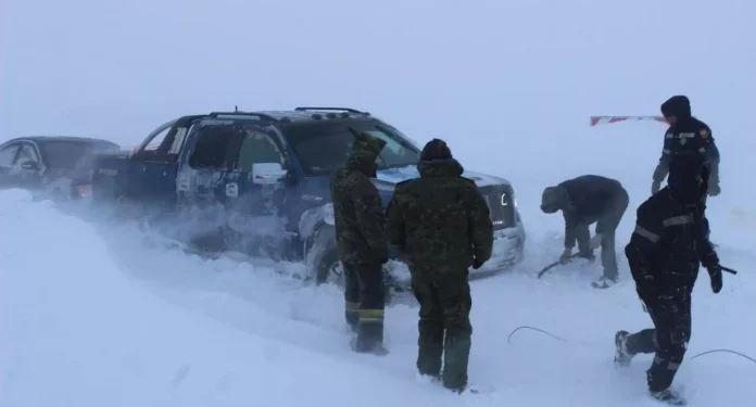 Жетісу облысында қар құрсауында қалған адамдар құтқарылды