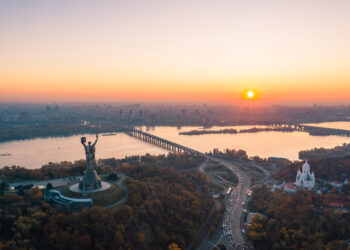 Посольство Казахстана рекомендовало казахстанцам покинуть Украину